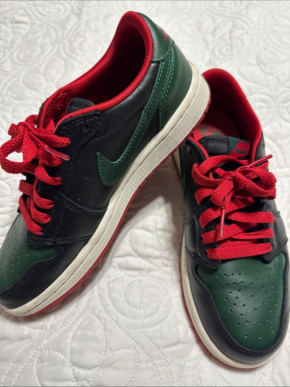 Nike Kids Low-Top Sneakers in Black, Green & Red